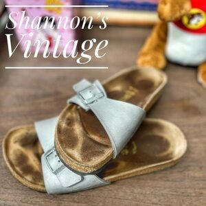 Birkenstock women’s sz 9 leather strap sandals.